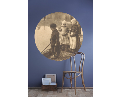 Väggdekoration med väggdekor barn och trästol bredvid trälåda med tavelramar