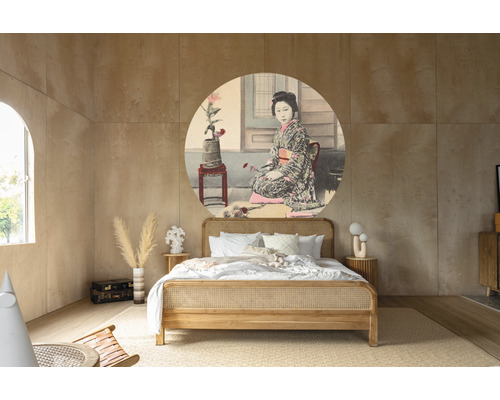 Sovrum med träram och rund väggdekoration med japanskt motiv