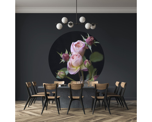 Matsal med matbord, stolar och väggmålning med rosmotiv