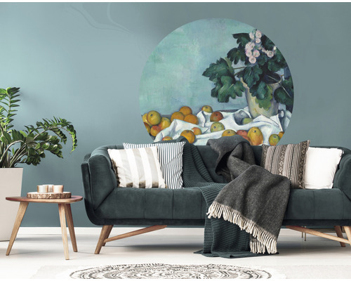 Vardagsrum med soffa, bord och väggdekal med frukt- och blommotiv