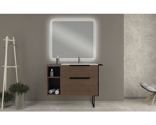 Badrum med tvättställsskåp, spegel med belysning och handdukshängare