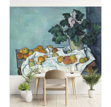 Väggbild med stilleben av frukter och blommor, kombinerat med ett modernt skrivbord och en stol.