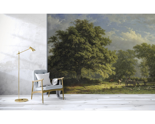 Rum med fototapet med landskapsmotiv, fåtölj och golvlampa