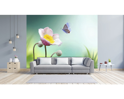 Vardagsrum med fototapet med blommönster och fjäril