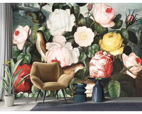 Väggbild med blommor och fåglar i ett vardagsrum med fåtölj