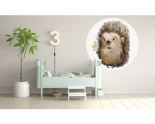 Barnrum med väggdekal igelkott, lampa i form av siffran tre, barnsäng och krukväxt i kruka