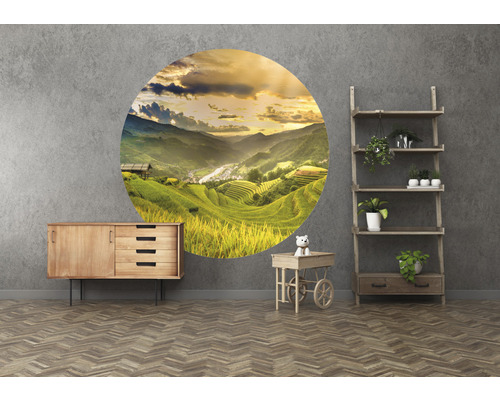 Vardagsrum med byrå, hylla och väggdekal med landskapsmotiv