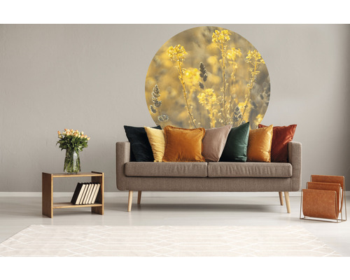 Vardagsrum med soffa, kuddar, bord, bukett, tidningsställ och väggdekor