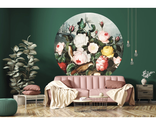 Vardagsrum med väggmålning med blommotiv, soffa och dekorationer