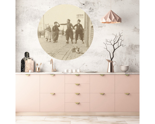 Köksscen med historiskt barnfoto som väggdekoration