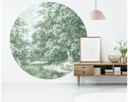 Vardagsrum med tapet med skogsmotiv i cirkelform