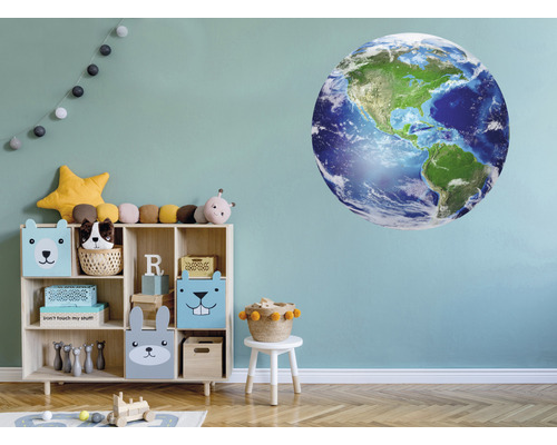 Barnrum med trähylla, leksaker och väggdekor jordglob