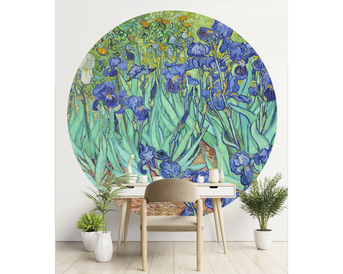 Väggbild med en målning av irisblommor ovanför ett skrivbord med stol och krukväxter