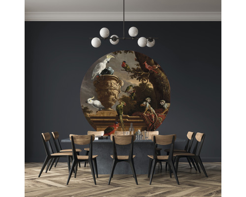 Matsal med väggmålning i klassisk stil med fåglar och apor