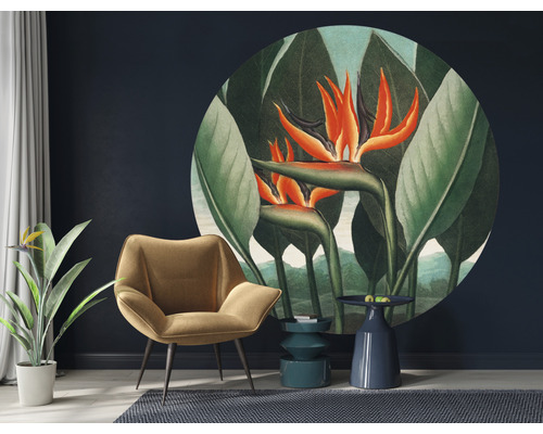 Rum med fåtölj, bord och väggmålning med blommotiv