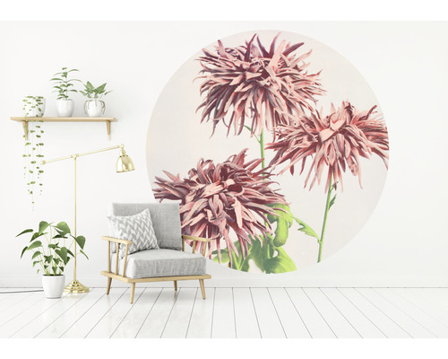 Dekorativt vardagsrum med fåtölj, golvlampa och väggmålning med blommönster