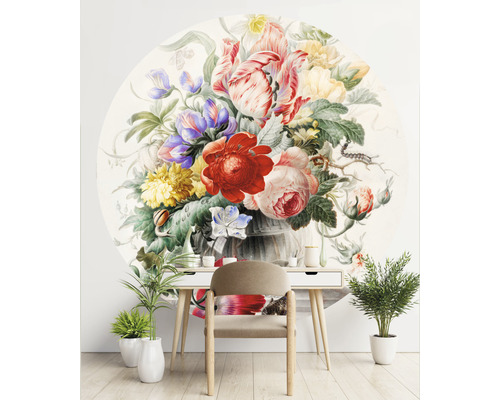 Väggmålning med blommigt motiv ovanför skrivbord och stol