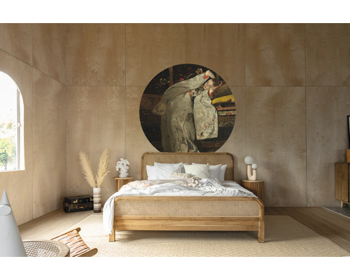 Sovrum med trä säng, väggmålning och ljus matta