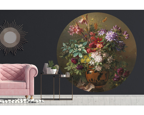 Vardagsrum med väggmålning av ett blomsterstilleben, soffa och sidobord