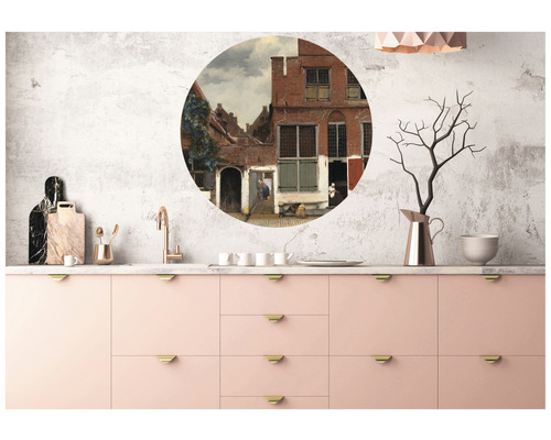 Köksscen med väggdekoration i form av en målning ovanför bänkskivan