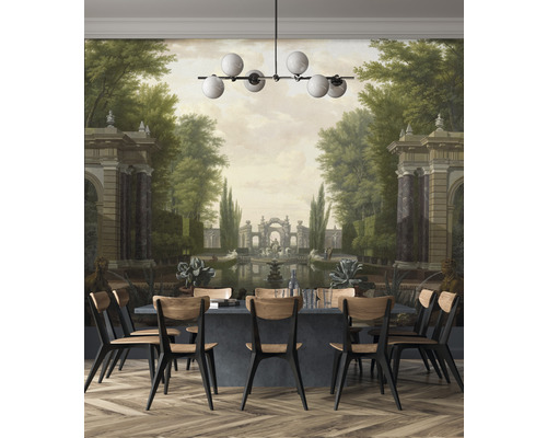 Matsal med stort matbord, trästolar och fototapet med trädgårdsmotiv