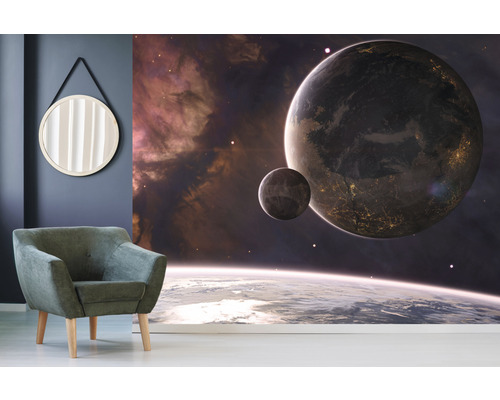 Rumsdesign med fototapet, fåtölj och spegel