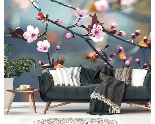 Vardagsrum med soffa, bord och fototapet med blommotiv