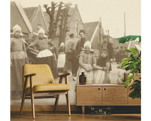 Vardagsrum med fotovägg, fåtölj och skänk