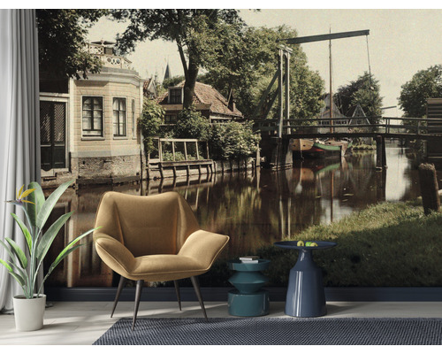 Fototapet som visar en lantlig scen med en bro över en kanal och hus