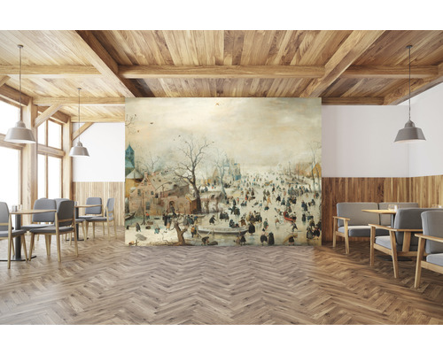 Interiör med väggmålning som föreställer ett vinterlandskap, trägolv och tak