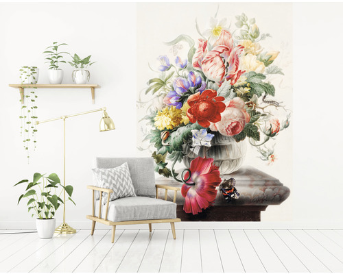 Ljust rum med blomstermotivtapet, fåtölj och krukväxter