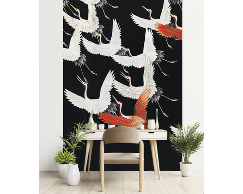 Rum med en svart tapet med trandmönster, ett vitt skrivbord och växter