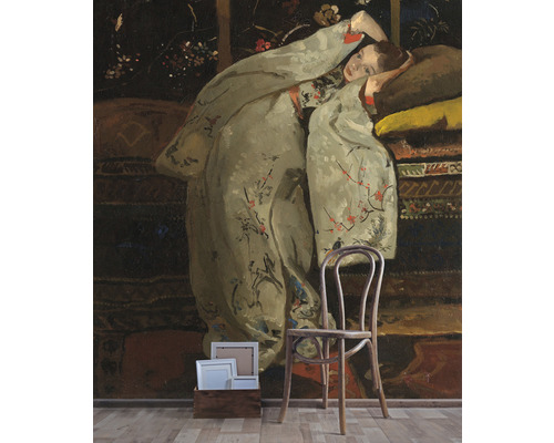 Dekorativ väggmålning med kvinnomotiv, trästol och tavelramar