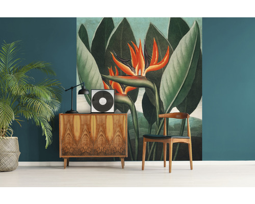 Vardagsrum med byrå, krukväxt och väggmålning med växtmotiv