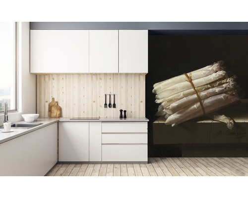 Modernt kök med vita skåp, träbänkskiva och stilleben väggmålning