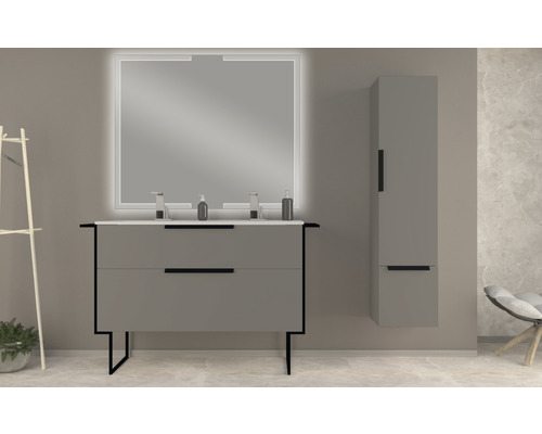 Modernt badrum med tvättställsskåp, spegelskåp och högskåp