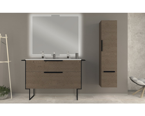 Badrum med tvättställsskåp, spegel med belysning och högskåp