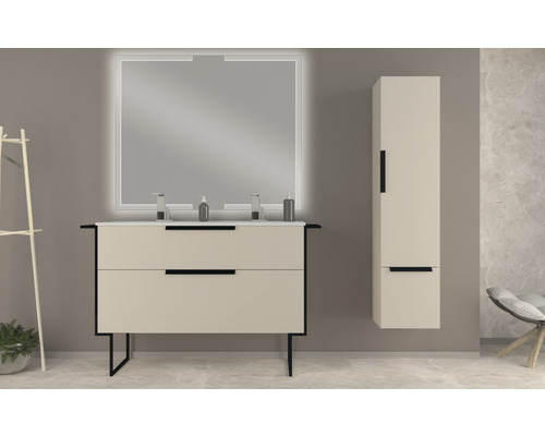 Badrum med underskåp för handfat, spegelskåp och högskåp