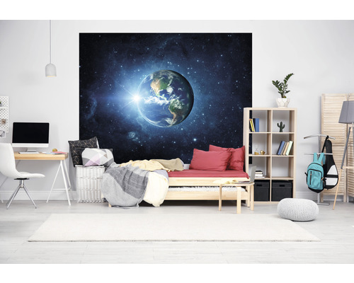 Ljust ungdomsrum med skrivbord, säng och en fototapet med motivet av jorden i rymden.