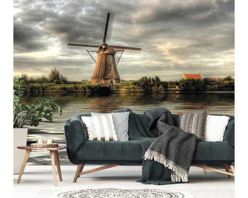 Fototapet med väderkvarn vid sjön bakom soffan i vardagsrummet