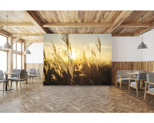 Interiör av en restaurang med väggmålning, bord och stolar