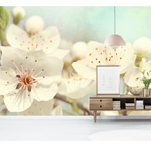 Väggdekoration med blommönster och träskänk i vardagsrummet
