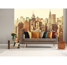 Vardagsrum med fototapet New York Skyline, soffa, kuddar och dekoration