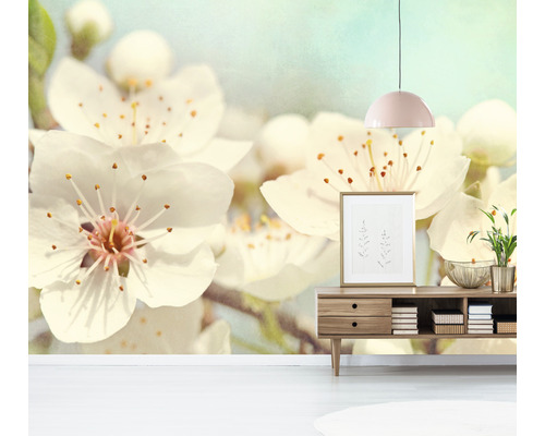 Rumsdesign med blomstertapet, byrå och dekoration