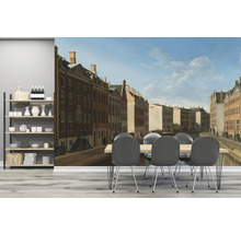 Tapet med historiskt stadsbildmotiv bakom ett matbord och en hylla
