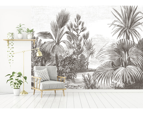 Vardagsrum med fåtölj och väggtapet med växtmotiv