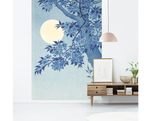 Vardagsrum med fototapet med träd- och blommotiv framför en fullmåne