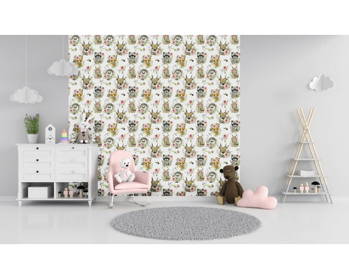 Barnrum med tapet med djurmotiv, byrå, gungstol och leksaker