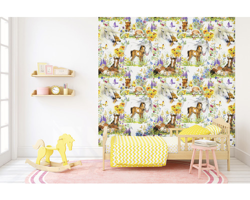 Barnrum med hästtapet, säng, gunghäst och hyllor