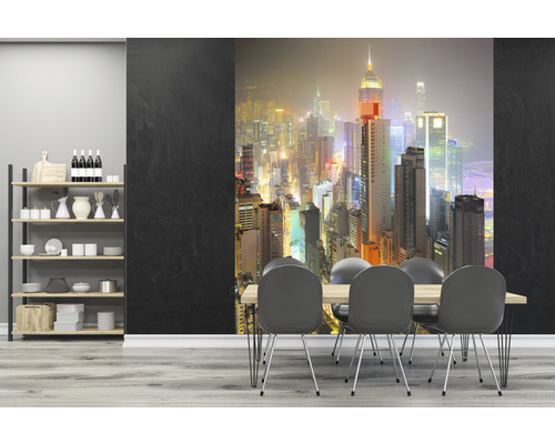 Matsal med en fototapet som visar en upplyst stad och en hylla